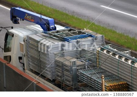 運輸臨時建築材料的卡車的圖片 運輸臨時建築材料的卡車的圖片 138880567