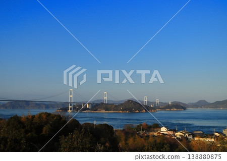 【愛媛縣】夕陽映照下的瀨戶內海美麗島嶼（島波海道，來島海峽大橋 PA） 138880875