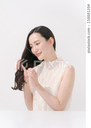 做頭髮護理的女性 做頭髮護理的女性 138881204