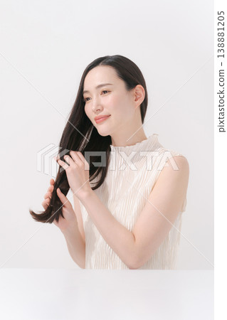 做頭髮護理的女性 138881205