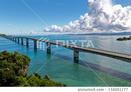 從空中俯瞰沖繩古里大橋和碧綠的大海。 138881277