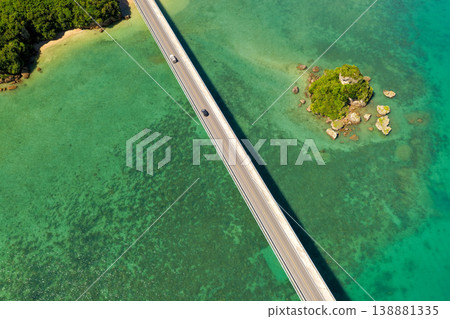 從空中俯瞰沖繩古里橋和一座小島，背景是碧綠的大海。 138881335