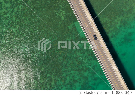 從空中俯瞰沖繩古里大橋，背景是碧綠的大海。 138881349