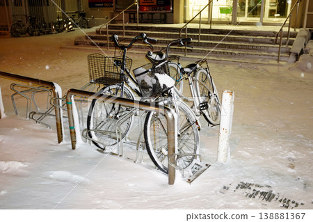 自行車停放區的自行車上積滿了雪。 138881367