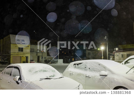 夜裡,一輛被雪覆蓋的汽車 夜裡,一輛被雪覆蓋的汽車 138881368