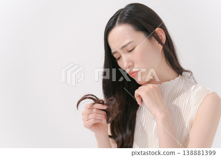 患有頭髮的女人 患有頭髮的女人 138881399
