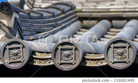 Kyoto, Japan - Oct 11 2024, Close-up view of the ancient Japanese tiled roof decorated with a garama depicting a lotus flower at Kiyomizu-dera Temple, at daytime, Kyoto, Japan 138881495