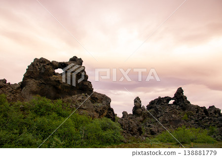 傍晚時分,可以看到位於冰島北部火山湖米湖東岸的迪姆博吉尼熔岩原上獨特的岩層。冰島是北歐島國。 傍晚時分,可以看到位於冰島北部火山湖米湖東岸的迪姆博吉尼熔岩原上獨特的岩層。冰島是北歐島國。 138881779