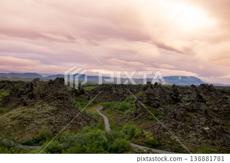 傍晚時分，可以看到位於冰島北部火山湖米湖東岸的迪姆博吉尼熔岩原上獨特的岩層。冰島是北歐島國。 138881781