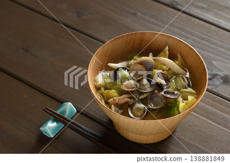 蛤蜊、春捲和蟹蘑菇味噌湯 蛤蜊、春捲和蟹蘑菇味噌湯 138881849