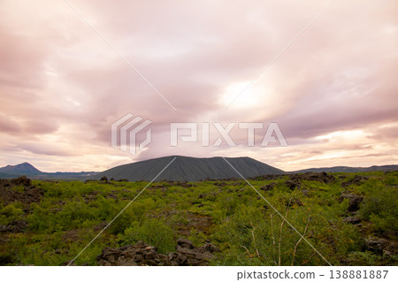 從冰島北部米湖岸邊的迪姆博吉爾熔岩原眺望赫韋爾山的日落,冰島則是北歐島國。 從冰島北部米湖岸邊的迪姆博吉爾熔岩原眺望赫韋爾山的日落,冰島則是北歐島國。 138881887