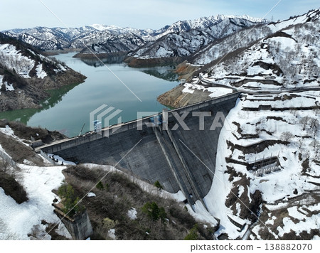 <Bird's-eye view> Springtime dam and snow-covered mountains 138882070