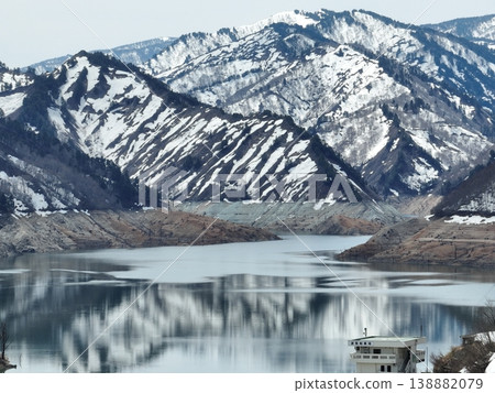 <Bird's-eye view> The scenery of the mountains with lingering snow reflected in the spring lake - Okutadami Lake <Bird's-eye view> The scenery of the mountains with lingering snow reflected in the spring lake - Okutadami Lake 138882079