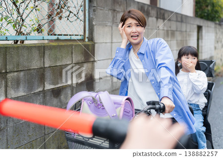騎自行車時後座載著小學生是違反交通規則的。 138882257