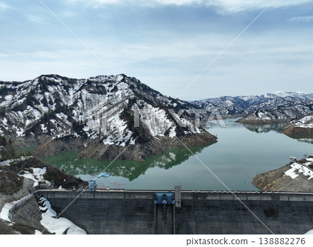 <Bird's-eye view> Snow-melting mountains and the lake surface of Lake Okutadami, awaiting spring. <Bird's-eye view> Snow-melting mountains and the lake surface of Lake Okutadami, awaiting spring. 138882276