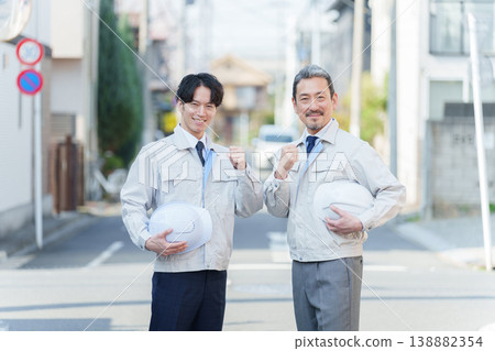 一名工人在戶外打拳 一名工人在戶外打拳 138882354