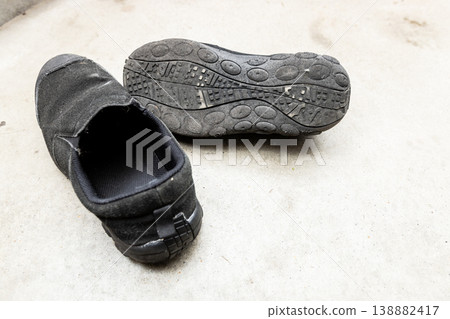 破舊的黑色皮鞋；鞋底磨損嚴重；完全不考慮安全問題。 138882417