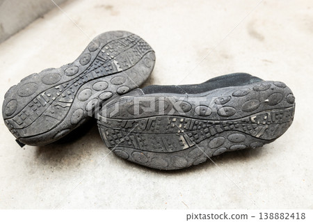Worn-out black shoes; the soles are worn down; no consideration for safety. Worn-out black shoes; the soles are worn down; no consideration for safety. 138882418