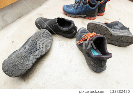 Worn-out black shoes; the soles are worn down; no consideration for safety. Worn-out black shoes; the soles are worn down; no consideration for safety. 138882420