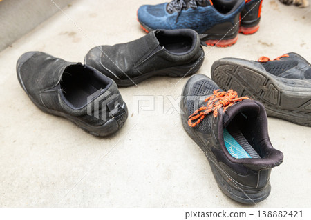 破舊的黑色皮鞋；鞋底磨損嚴重；完全不考慮安全問題。 138882421