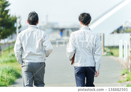 工人們正在勘測河床 138882501