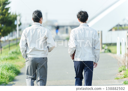 工人們正在勘測河床 138882502