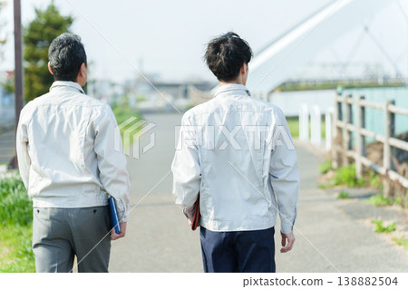 工人們正在勘測河床 138882504