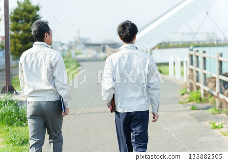 工人們正在勘測河床 138882505