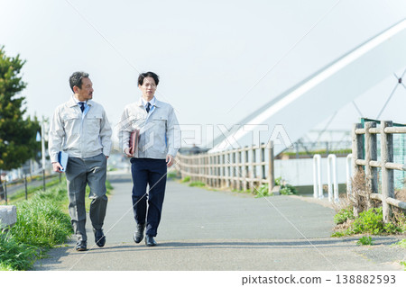 工人們正在勘測河床 138882593