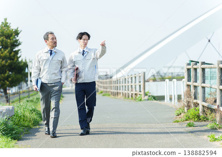 工人們正在勘測河床 138882594