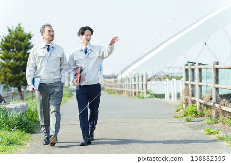 工人們正在勘測河床 138882595