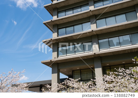 盛開的櫻花和林立的建築群構成了一幅美麗的城市景觀。 盛開的櫻花和林立的建築群構成了一幅美麗的城市景觀。 138882749