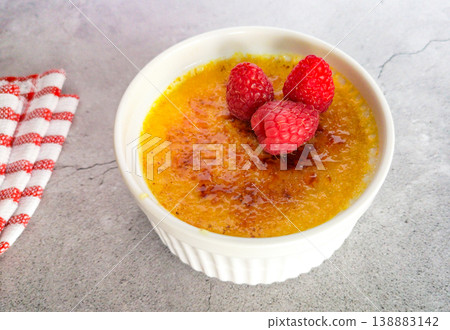 Delicious creme brulee with fresh raspberries Delicious creme brulee with fresh raspberries 138883142