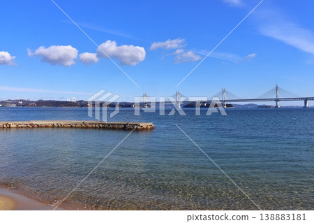 The view of the Seto Ohashi Bridge and Mt. Washuu from the main island of the Shiwaku Islands (Shinzaike Coast) 138883181