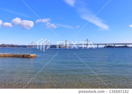 從志久列島本島（新池海岸）眺望瀨戶大橋和鷲羽山 138883182