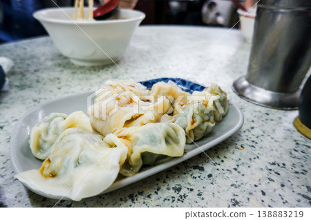 近距離欣賞美味有嚼勁的餃子。 138883219