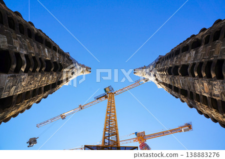 From the observation deck, you can see the blue sky and the two spires of the construction site at the top. 138883276