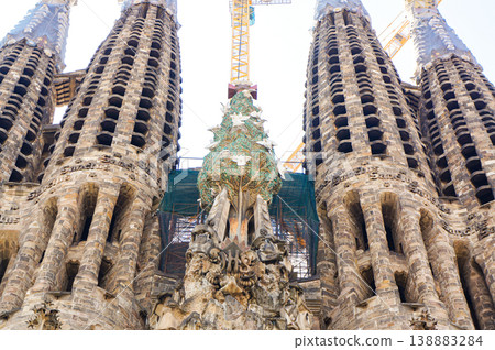 正在興建中的聖家堂正面全景,高聳於陰雲密佈的天空之下。 正在興建中的聖家堂正面全景,高聳於陰雲密佈的天空之下。 138883284