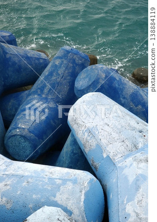 The sea and blue tetrapods 138884119