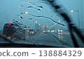 雨水傾盆而下，雨刷劇烈地轉動。 138884329