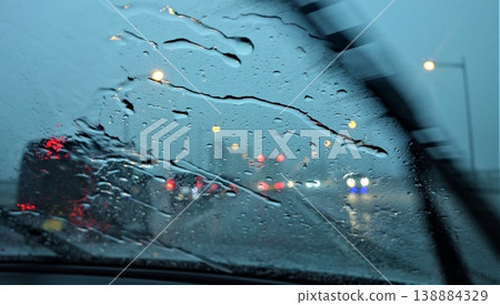 雨水傾盆而下，雨刷劇烈地轉動。 138884329