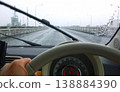 駕車穿越雨中的城市（開雨刷） 138884390