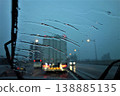 下雨天，從車窗可以看到前方有一輛卡車。 138885135