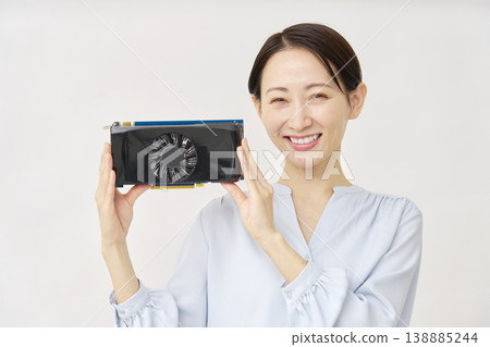 一位 40 多歲的女性，白色背景上拿著一塊圖形板 138885244