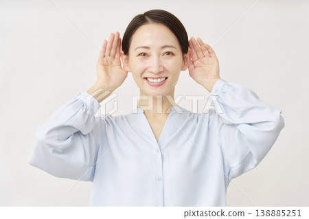 40 多歲的女人正在認真聆聽，白色背景 138885251