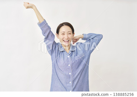 穿著睡衣的女人在白色背景上伸展身體 138885256