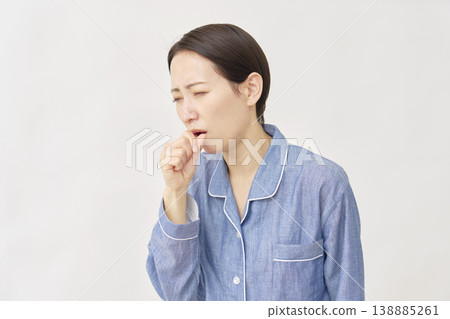 穿著睡衣的女人咳嗽白色背景 138885261