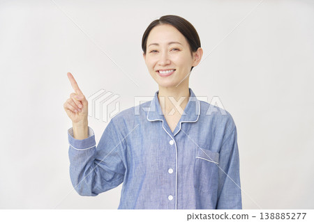 穿著睡衣的女人，白色背景上指向左邊 138885277