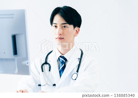 一位年輕醫生正在使用電腦。 138885340
