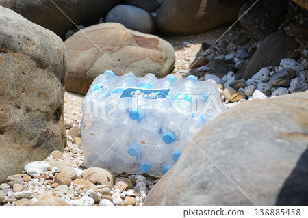 沖繩縣西表島,被沖上岸的垃圾 沖繩縣西表島,被沖上岸的垃圾 138885458
